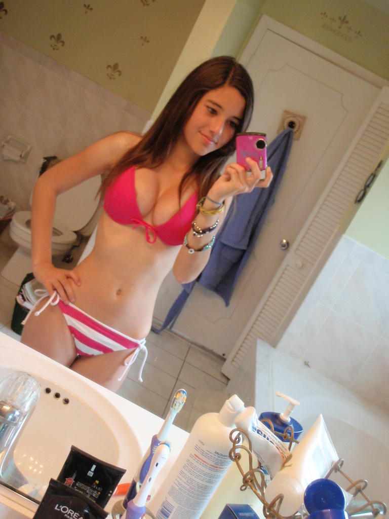 homemadeamateurpornonly:  Hot homemade sexy stuff 