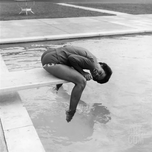 cryoverkiltmilk: hopeful-melancholy: Eartha Kitt photographed at the pool by Isaac Sutton, 1959 Just