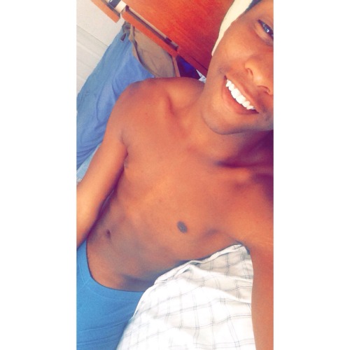 bichocolatefreak:  Body💪, Looks😏, Smile😁, Package 😈🍆  IG: Choreokxng / Snapchat: biboyleo