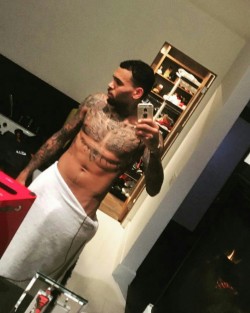 texaslove2013:  lamarworld:  Chris Brown bulge  Follow me: http://texaslove2013.tumblr.com Thanks to all of my 36,000+ followers!!! 🍆🍆🍆🍆 