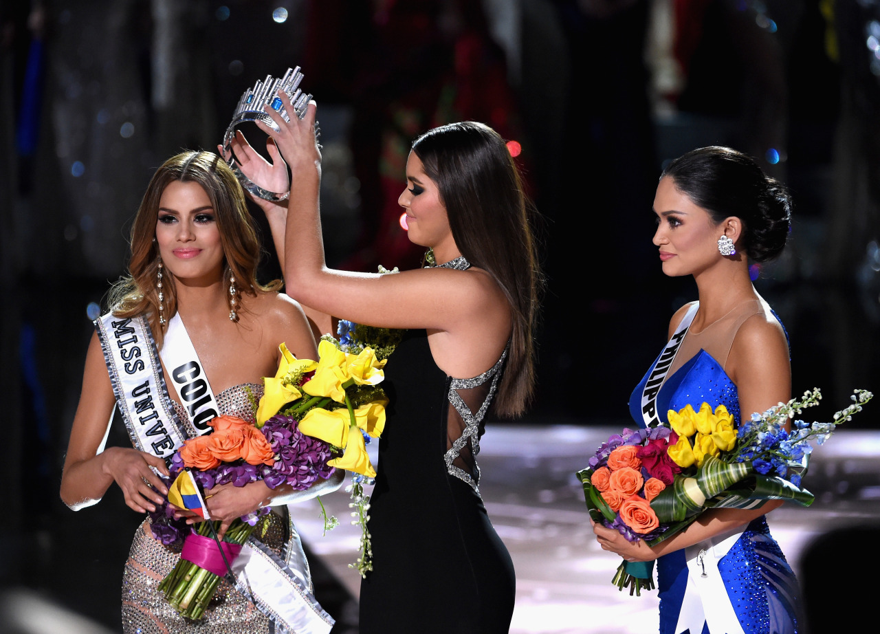 celebritiesofcolor:   Miss Colombia 2015, Ariadna Gutierrez, has her crown removed