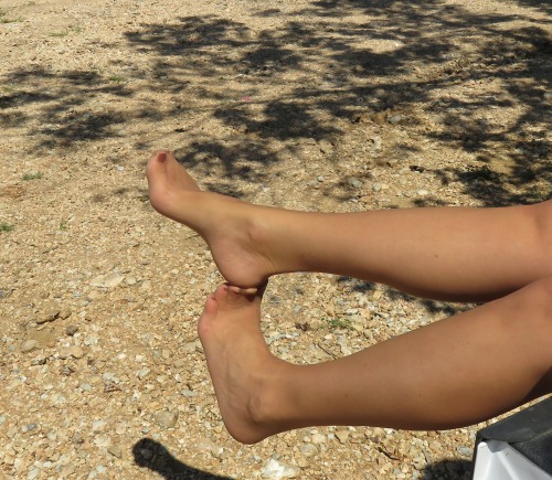 freeman1977:Absolutely my favorite nylons legs and feet