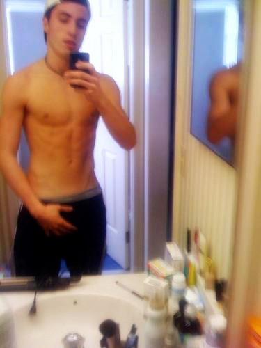 motdrobert2:  Hot Guys, Str8 Kiks, Str8 Snaps