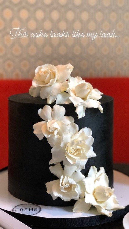 karliekloss: This cake looks like my leeewwwk #MetGala