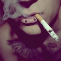 ladesinnombre:  Que no se note que tengo vicios extraños  #tatto #piercing #cigarette #swag