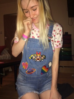 paleandbaked:  This is pretty old, but look! I jazzed up my dungarees!