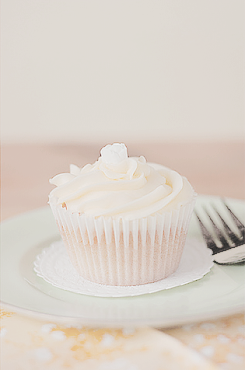 mochi-bunnies:  Lemon Curd Cupcake (by Zoe)