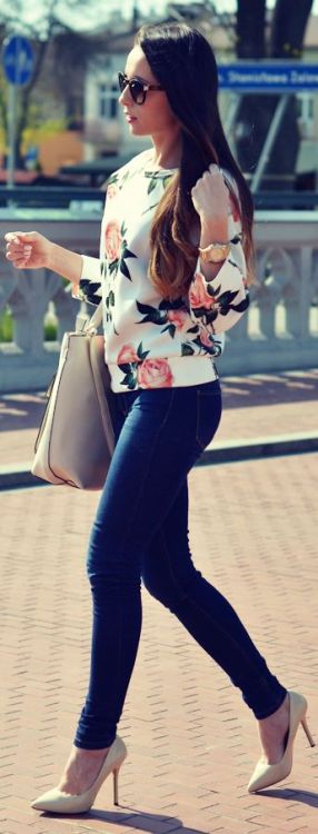 super cute outfit, love the sweater and the pointed heels. 