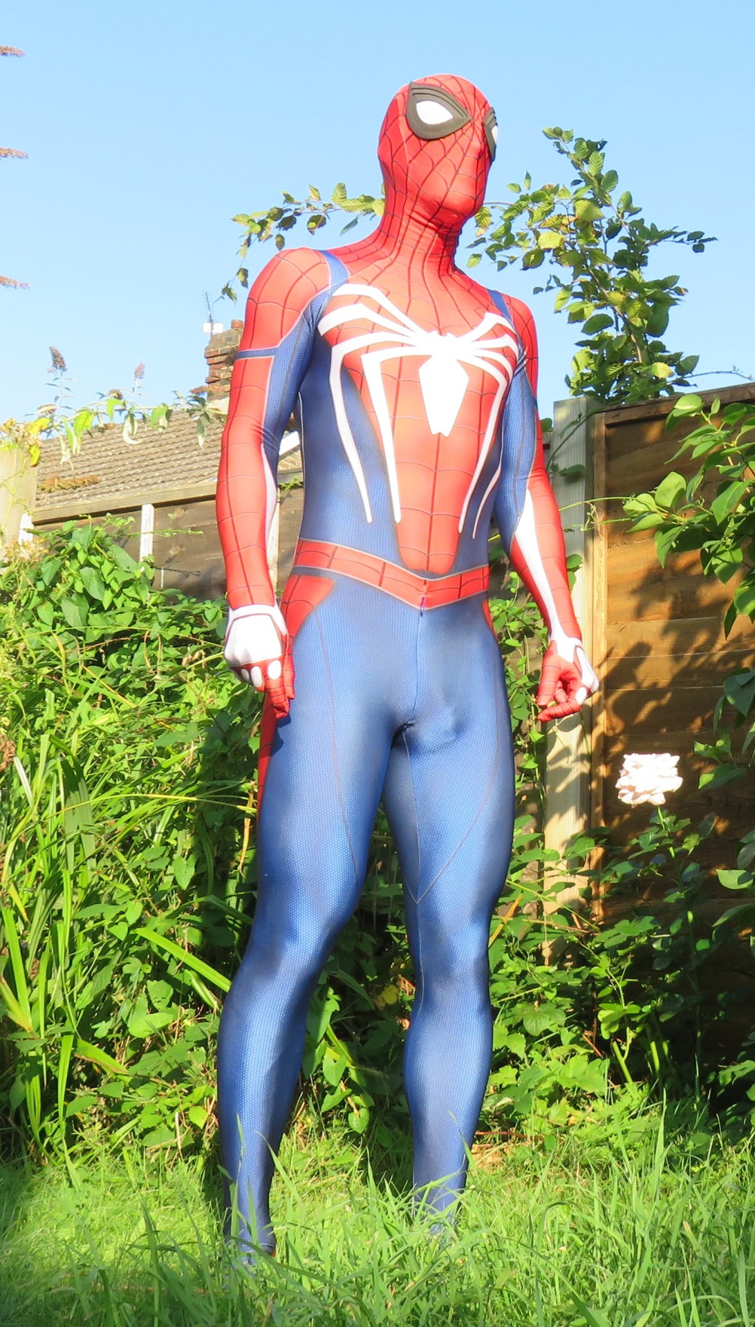 lycladuk:  cycleracer:  Few more shots of the new suit in the garden.  Sunlit Spidey