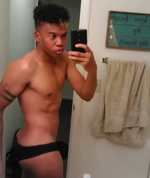 iloveazz89:  iloveazz89.tumblr.com   To submit ass pics send them to KIK : topjerzee.