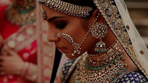 caught-between-worlds:aashiqaanah:Sabyasachi Hertitage Bridal 2016Bless Sabya’s soul for regul