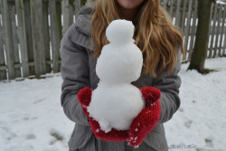 pinkfl4me:d0ppe:  d0ppe:  maddie and i went outside n made a handheld snowman named alfred who just so happened to die 5 minutes l8r  aw aw aw 1k thank you everyone aw  