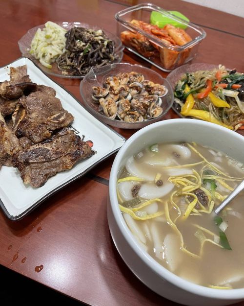 fymonsta-x:yookihhh: 역시 엄마 밥은 배달음식보다 훨씬 맛있다As expected mom’s food is much tastier than delivery food