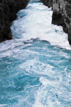 r2&ndash;d2:  Huka Falls Rapid by (TheFoehammer) 