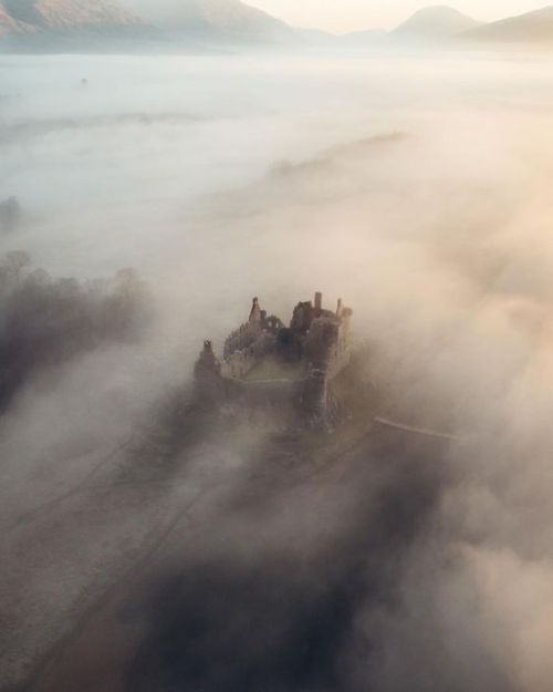  Good Morning from Scotland A misty start to the day at Kilchurn Castle. abio.silva.luis on Instagra