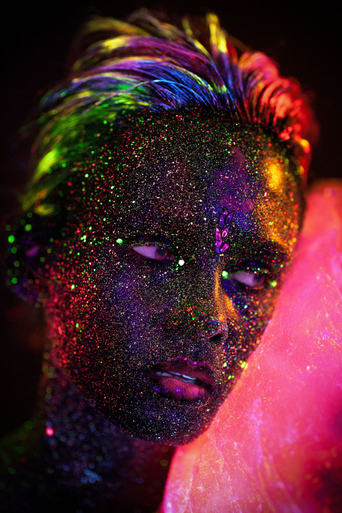 littlelimpstiff14u2:  Ultraviolet Glitter Portraits. Model: Natalia Szura. Photography: Mateusz Wykurz. Makeup: Kasia Zielinska. Images: krkstudio.plThanks BoingBoing