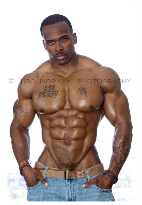 dam omg know he is so sexy an that body mmmm he can get it