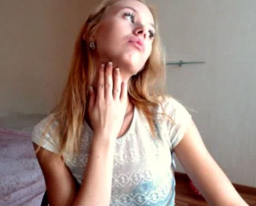 webcamhotgirls:Jeune blonde de 20 ans exhibe son petit cul devant la webcam elle est adorable cette 