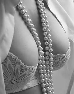 keepdaddyhappy:  Pretty pearls   