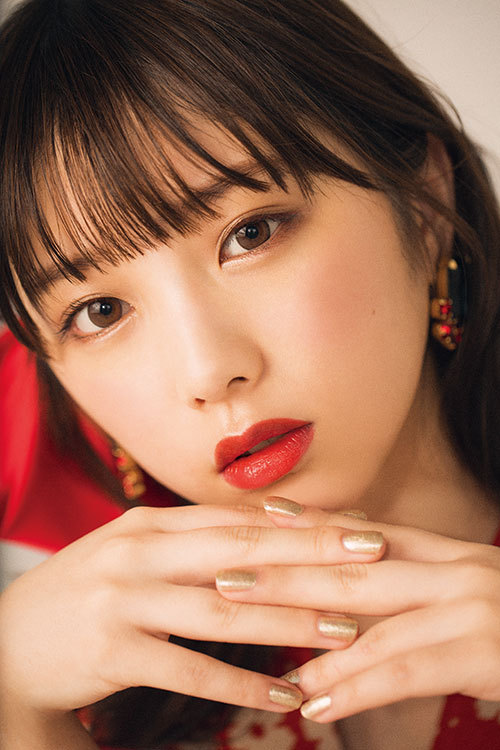 sakamichi-steps:  乃木坂46 与田祐希ちゃんの美しい透明感の秘密は、愛用の赤アイテムにあった
