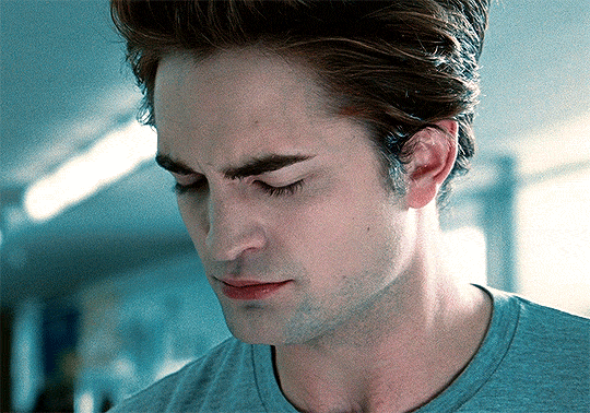 twilightly:Robert Pattinson as Edward Cullen in Twilight (2008)