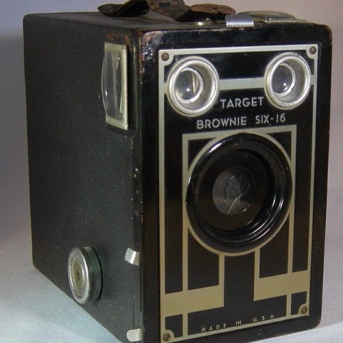 Via @renerakers #Kodak #Brownie#oldcamera #collection #special#camera #filmcamerasinternational #vin