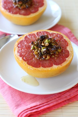 dailysqueezeblog:  Broiled Red Grapefruit with Honey and Pistachios If you’ve never enjoyed your grapefruit warm, you are in for a treat. Heating grapefruit makes it extra juicy and delicious. This recipe uses a touch of sweet honey and crunchy pistachios