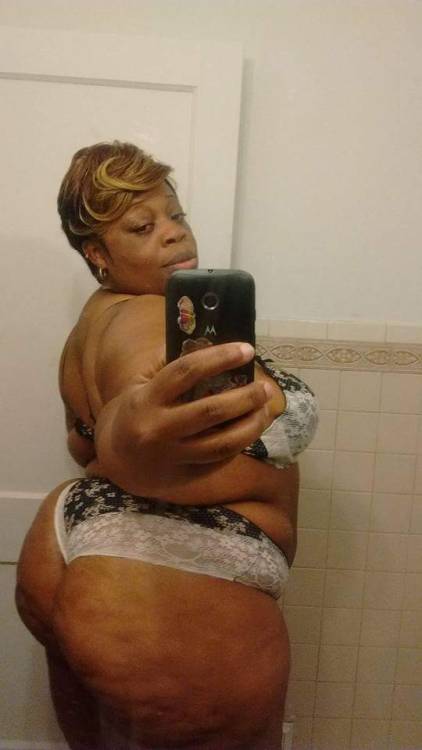 mrrightnow79:  bigeric05:  Beautiful ass  The kinda ass on a milf I like👍😀