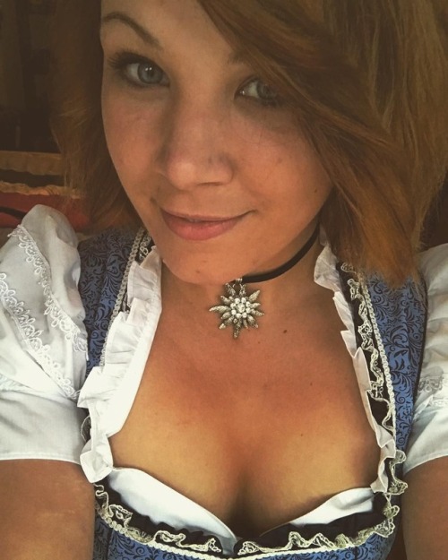 >> Click here for more Dirndl babes