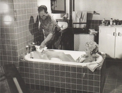 talesfromweirdland:“Last minute make-up for Marilyn’s all-important big toe is applied in tub… bubbl