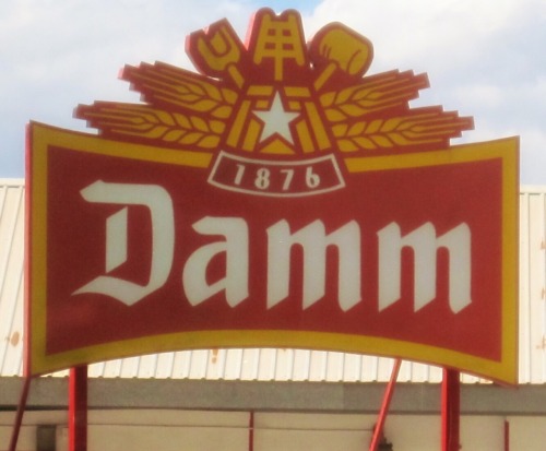 Publicidad de la muestra para la cerveza Damm, Barajas, Madrid, 2016.While Damm is a capitalist bran