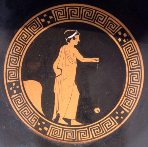 lionofchaeronea:A boy plays with a yo-yo.  Tondo of an Attic red-figure kylix, artist unknown; ca. 4