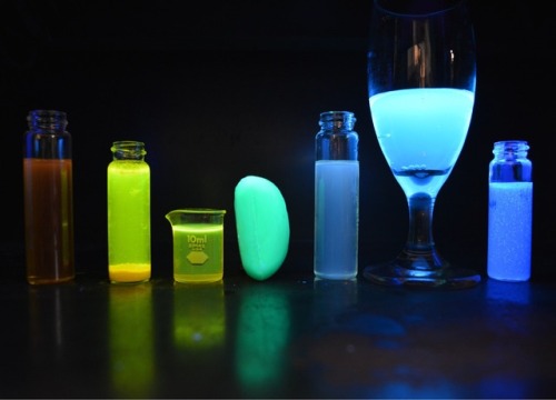 cenchempics: Fluorescence in everyday objects: Brian Wagner, a chemistry professor at the University