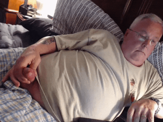 ❤️ Like it.. Share it… Follow….. @daddiesnbears for more hot content, and yummy sexy daddies #daddie