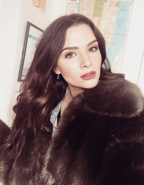 thekatiestevens Found a green faux fur jacket and it’s making me a happy girl while I walk aro