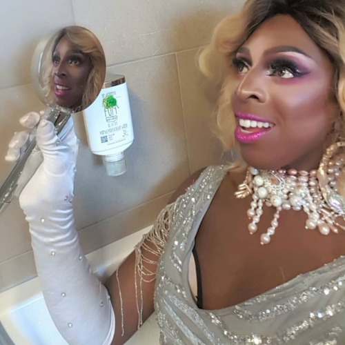 Let&rsquo;s take a shower! Or a bath! www.instagram.com/kellyheelton/p/BuJYcIwhWWG/?utm_