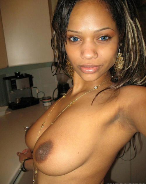 Vaya la morenita!  Enjoy more amateurs having fun at www.amateurlovin.tumblr.com.  Please submit your self pics Here
