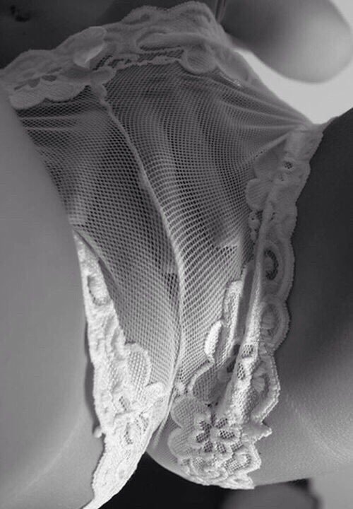 fantasienascoste:  Quando le mani diventano protagoniste, é perchè il desiderio ha pervaso… notte !💋❤