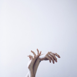 magic-spelldust:  Bare hands by  	elizabeth lies ··