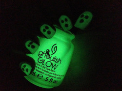 nailpornography:   glow in the dark ghosts  submitted by kalikina like these nails? GO VOTE 