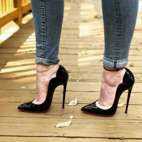 Another lovely shot of the @louboutinworld #hotchick ! #louboutinworld #patentleather #redbottoms #1