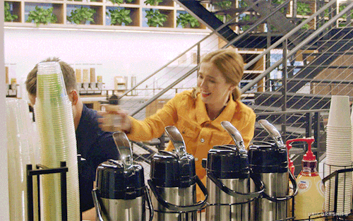 You Totally Do Not Want To Get In Between Glen Powell And Zoey Deutch When They’re Competing Cos They’re