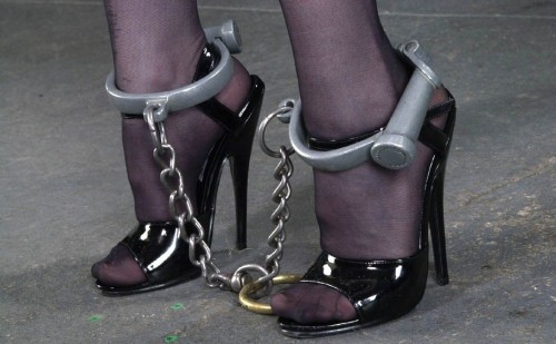 slavecafe:  Posts taken from Bdsmstreak.com and Bdsmpeak.com