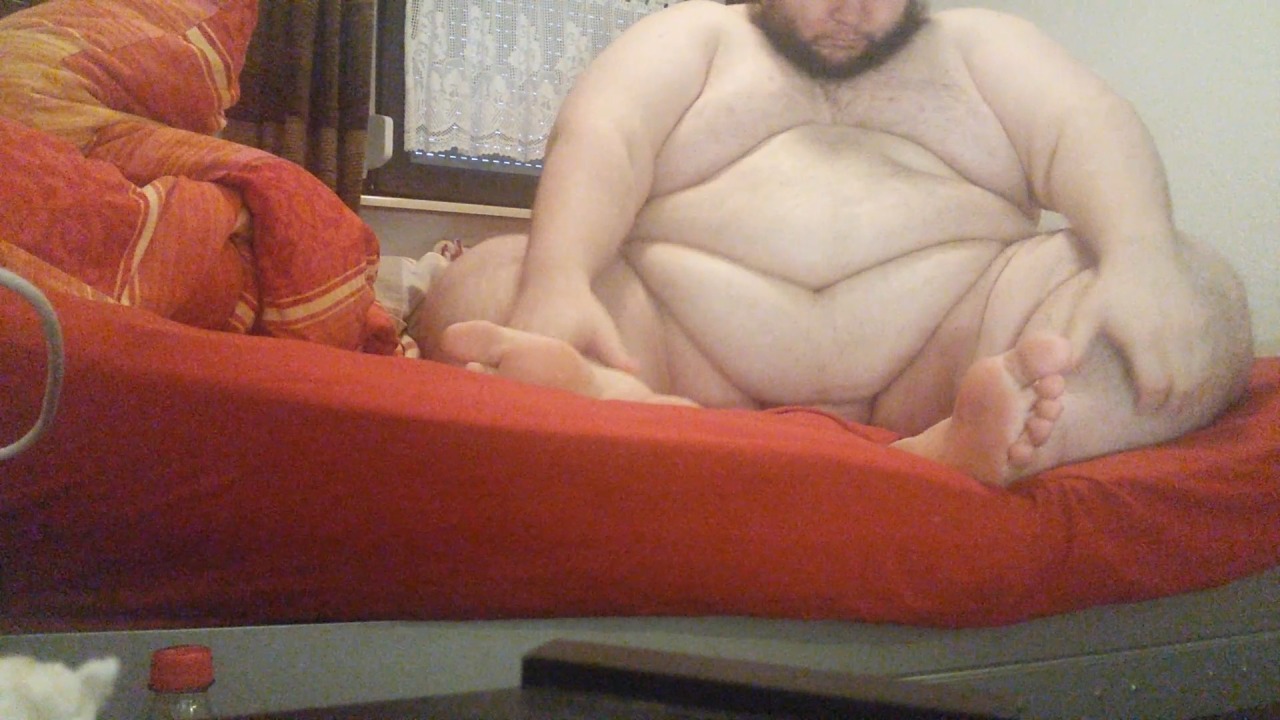 Showing my fat!Currently I weight around 508 lbs and my last video was some time