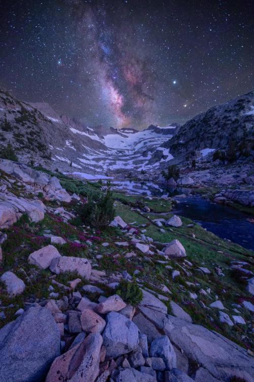 earthporn: Milky Way gleaming over Yosemite’s tallest peak, Mt Lyell [OC][3632x5448] by: frank