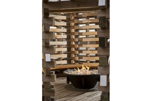CARRAIG RIDGE FIREPLACE / Young ProjectsThe Carraig Ridge Fireplace amplifies the conventional fire 