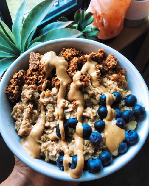 flowersandyoga:Oats with crumbly apple pie granola + @woodstockfoods cashew butter + blueberries  IG