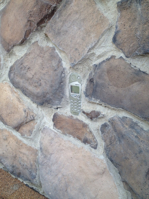 purupurupikopuyo:noibatitty:nicolas-engage:BUT WHYIt’s a fossilan old nokia is probably tougher than