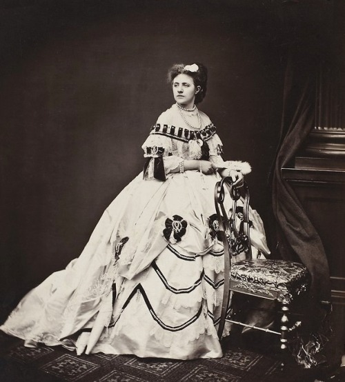 Photograph of singer Maria Kwiecińska by Maksymilian Fajans, c. 1865