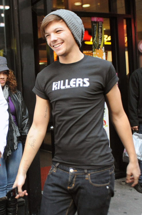 Now at @cinder-lou (read pinned message) — louis has such a tiny waist it's  endearing